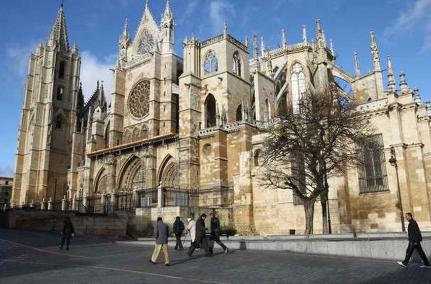  #ÚLTIMAHORA | Castilla y León confinará las ciudades de León y Palencia ante el aumento de contagios. Informa @Saradedi…