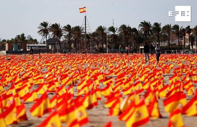  La playa de La Patacona del municipio valenciano de Alboraya ha amanecido este domingo con 53.000 banderas de España, en…