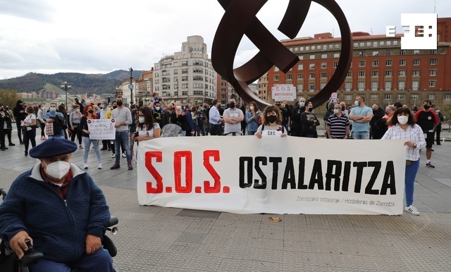  Los hosteleros vascos han reiterado este domingo sus protestas por el cierre obligado de sus negocios dentro de las medi…