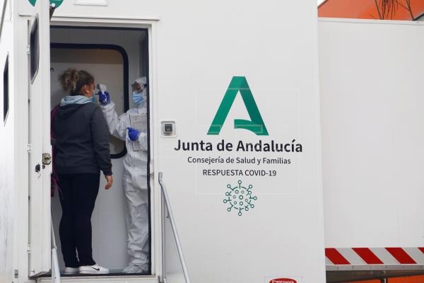  Andalucía registra 1.053 nuevos casos de covid-19, casi 300 menos que el sábado, y trece muertos. 

La comunidad llevaba…