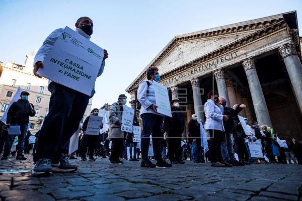  El presidente del Gobierno italiano, Giuseppe Conte, anuncia medidas más restrictivas para las fechas navideñas, aunque …