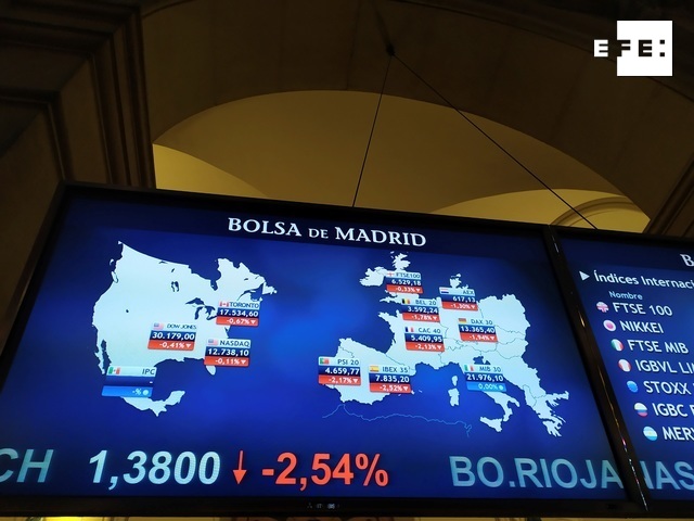  IAG se desploma un 13 % en la sesión bursátil de este lunes después de que varios países de todo el mundo hayan prohibid…