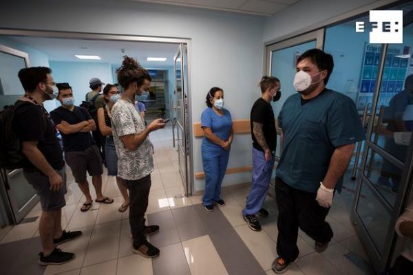  El ministro de Salud de Chile, Enrique Paris, informó este sábado que más de 5.000 sanitarios ya han recibido la vacuna …