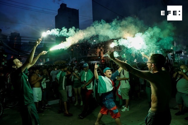  Hinchas del Palmeiras ignoran el confinamiento y se toman calles de Sao Paulo. #Libertadores  …