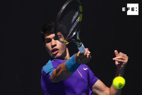  El joven español Carlos Alcaraz de 17 años debuta con victoria en su primer Grand Slam tras superar al holandés Botic Va…
