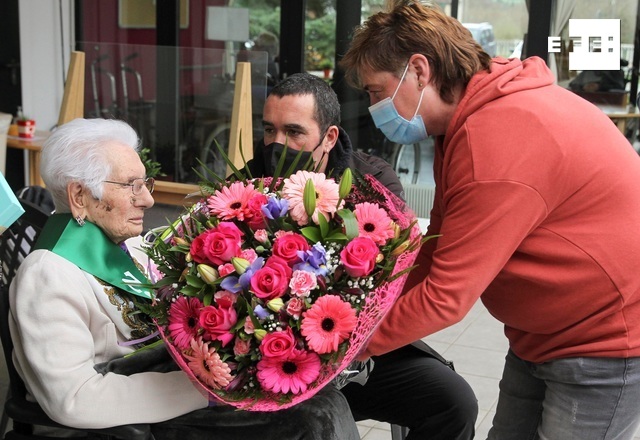  María Egiguren ha celebrado este viernes con bombones, flores y globos su 104 cumpleaños en la residencia IMQ Igurco de …