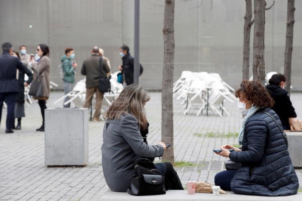  Sigue la mejoría en Cataluña, con un descenso semanal de menos del 2 %, aunque en las últimas 24 horas han diagnosticado…