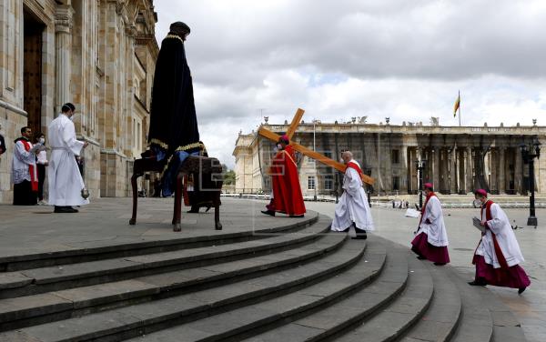  En Latinoamérica las procesiones y actos relacionados con la festividad del Viernes Santo se desarrollan entre la virtua…