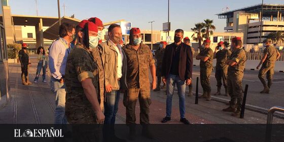  Abascal llega a Ceuta tras saludar a los militares de Algeciras entre selfies y gritos de «¡Viva España!» …