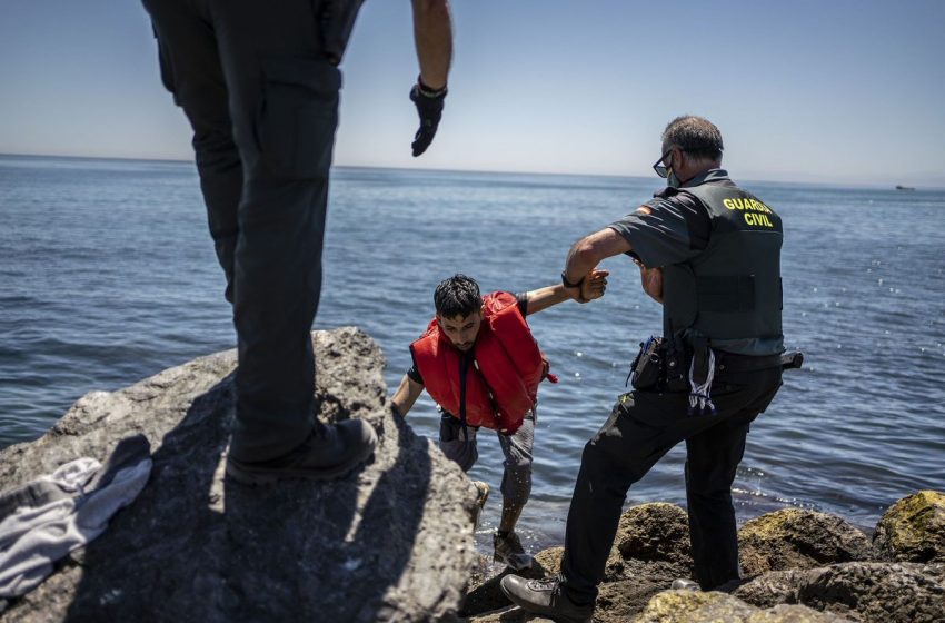  Vidas en juego: las imágenes del drama humano en la frontera de Ceuta  Fotografías de @OlmoCalvo …
