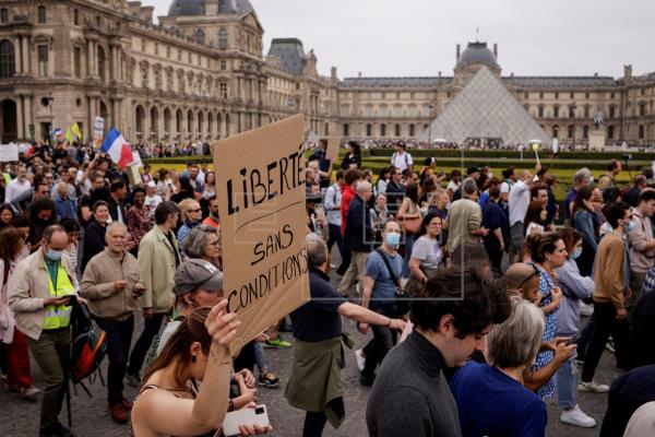  Varios miles de personas se manifestaron hoy en las principales ciudades de toda Francia contra la “dictadura sanitaria”…