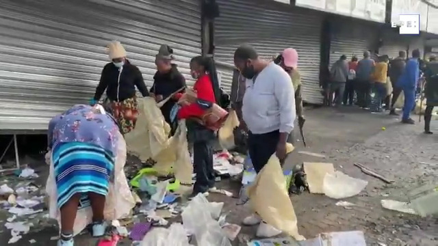  #EFETV | La población de Johannesburgo limpia las calles tras los saqueos

Toda la información en Efeservicios:  …