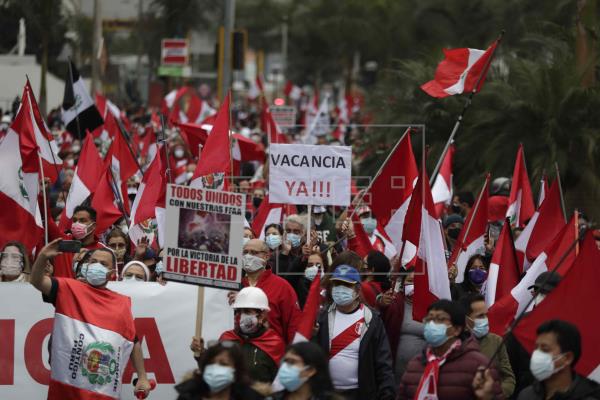  Cientos de personas marcharon este domingo en Lima para protestar contra el gobierno del presidente peruano, Pedro Casti…