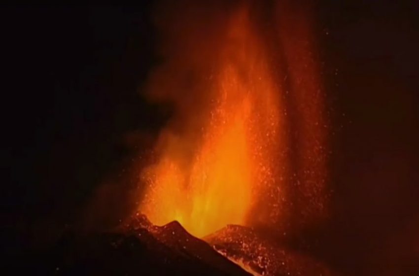  #Vídeo | Una columna de lava es expulsada durante la erupción del volcán en La Palma …