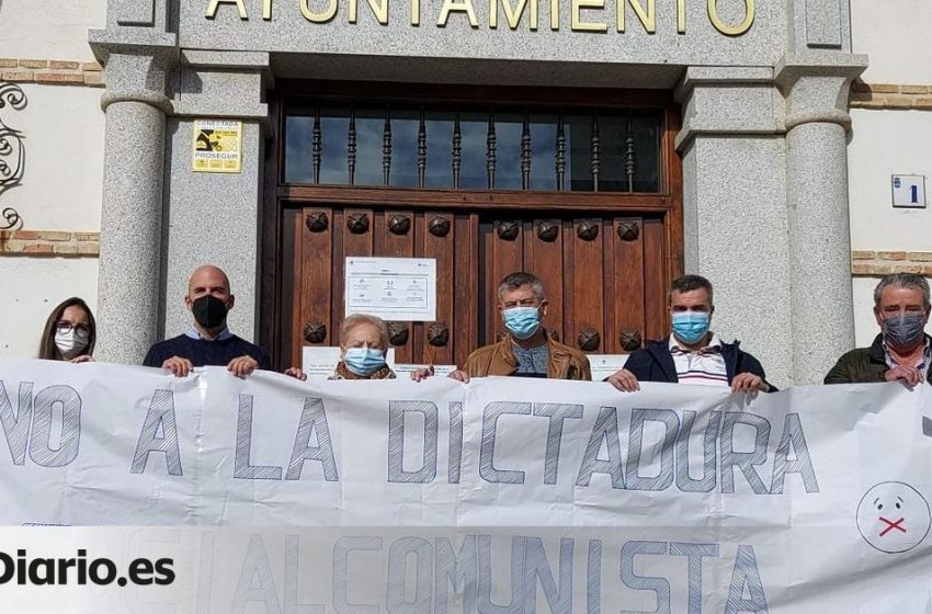  «No a la dictadura socialcomunista»: así protesta el PP de un pueblo toledano contra los plenos telemáticos
…
