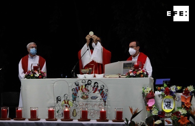  La comunidad jesuita de El Salvador conmemoró este sábado el 32 aniversario de la masacre de seis sacerdotes y dos mujer…