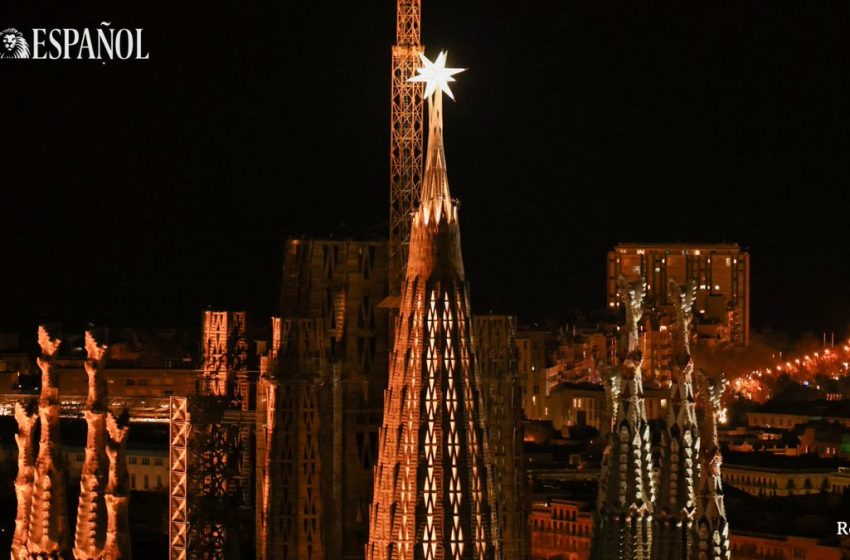  #Fotogalería | La Sagrada Familia enciende por primera vez la gran estrella de cristal

 EFE / Reuters …