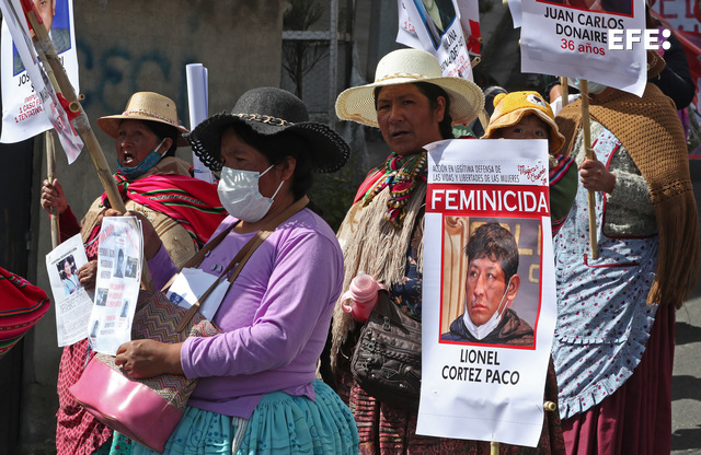  Cientos de mujeres marcharon en Bolivia portando fotografías de acusados o sentenciados de violación, de jueces y fiscal…