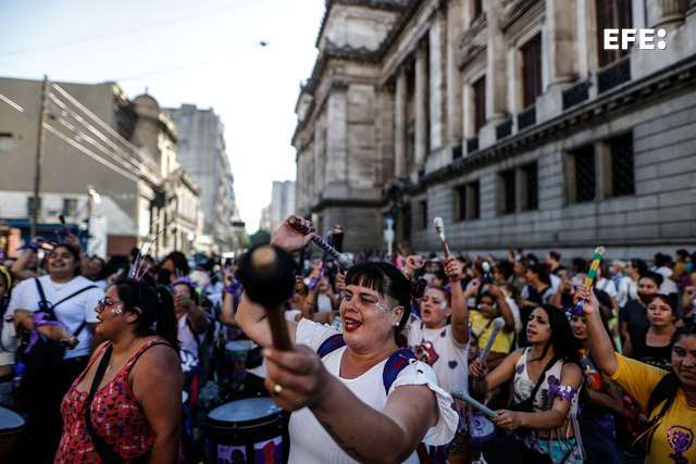  Miles de argentinas marcharon por las calles de Buenos Aires para protestar por la deuda que mantiene el Gobierno con la…