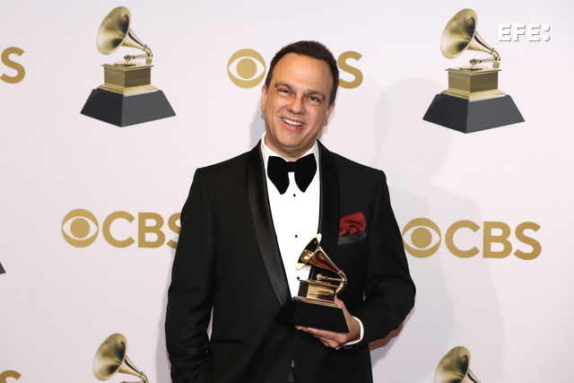  El compositor hispano Carlos Rafael Rivera ganó el premio a la mejor banda sonora para medios visuales por «The Queen’s …