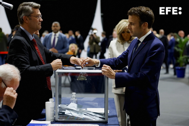  #EFEFotos | Macron, favorito para repetir en el Elíseo, vota acompañado por su esposa.

 Gonzalo Fuentes …