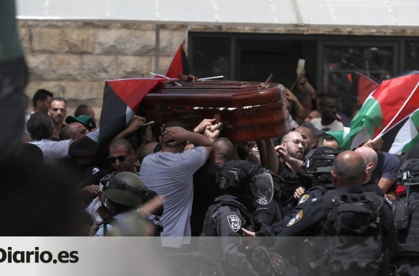  La policía israelí carga contra el cortejo fúnebre de la periodista palestina asesinada
…