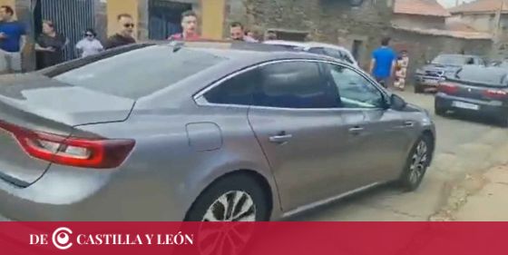  #Vídeo | Momentos de tensión en la Sierra de la Culebra: vecinos reciben con insultos a Mañueco y golpean el coche ofic…