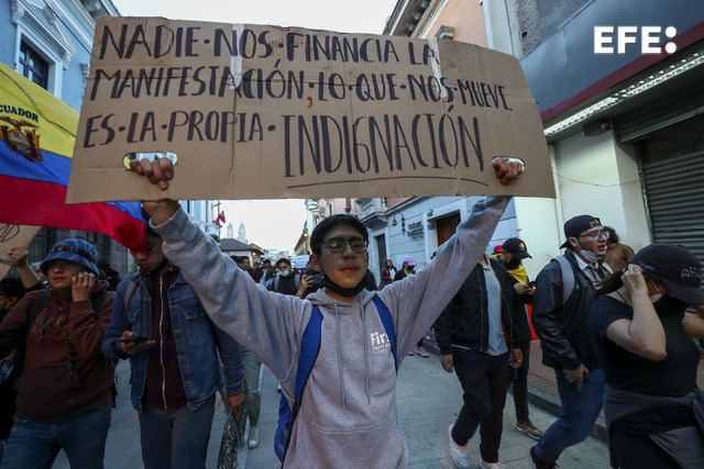  Una marcha de estudiantes, sindicatos y otros colectivos sociales recorrió el centro histórico de Quito como parte de un…