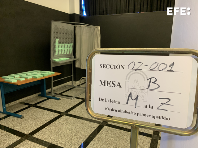  Los colegios electorales para los duodécimos comicios autonómicos andaluces abren a las 09.00 horas de este domingo, en …