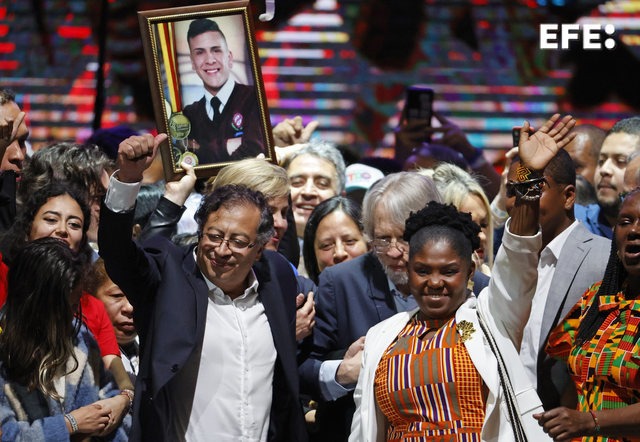  Los colombianos hablaron en las urnas y decidieron que el ansia de cambio la lidere Gustavo Petro, elegido como próximo …