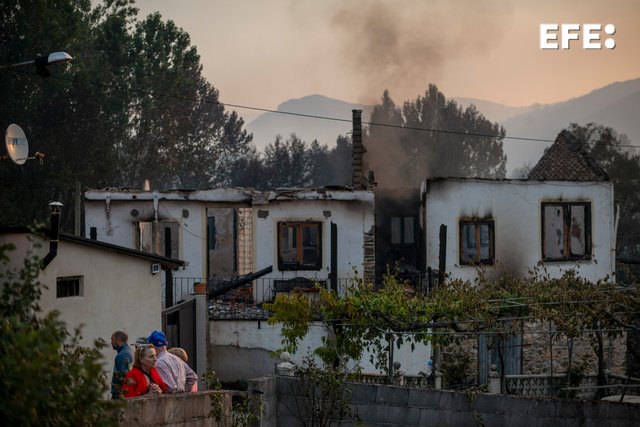  #EFEfotos | Deiciséis incendios en Galicia han quemado ya 18.835 hectáreas.

 Brais Lorenzo …