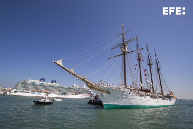  «Bravo Zulú» para el buque escuela de la Armada Juan Sebastián Elcano.

 …