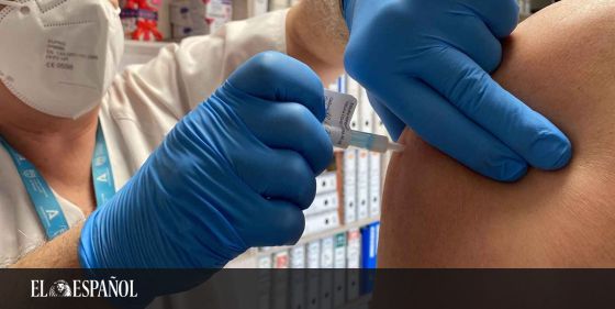  EEUU abre la puerta a la vacuna #Covid anual frente a las dudas de los expertos: «No es como la gripe», en @Ciencia_EE  …
