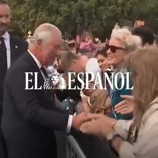  Una mujer besa a Carlos III a su llegada al palacio de Buckingham tras la muerte de la reina Isabel II, algo totalmente …