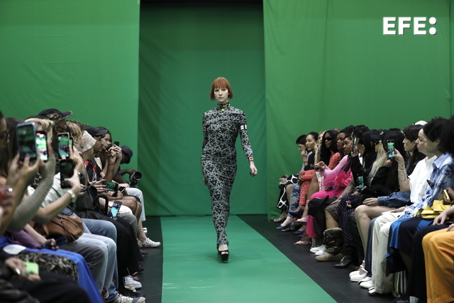  Maisie Wilen, moda de la era digital diseñada para evolucionar «eternamente». 

Por @nquints 
 Peter Foley
 …