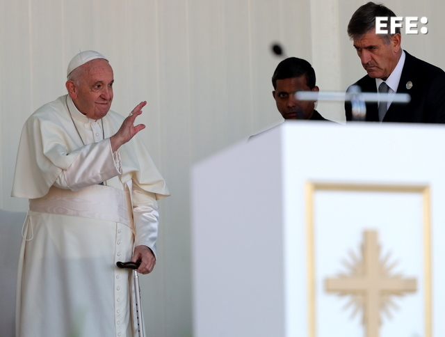  El papa con los religiosos de Kazajistán: «Nadie es extranjero en la Iglesia».

 …