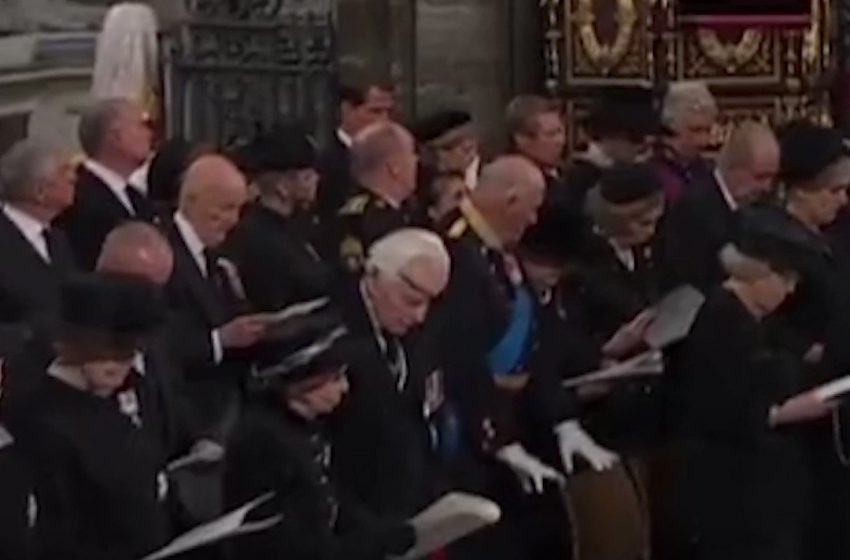  El rey Carlos III, el príncipe Guillermo y el príncipe Harry han encabezado el cortejo fúnebre que acompañaba el féretro…