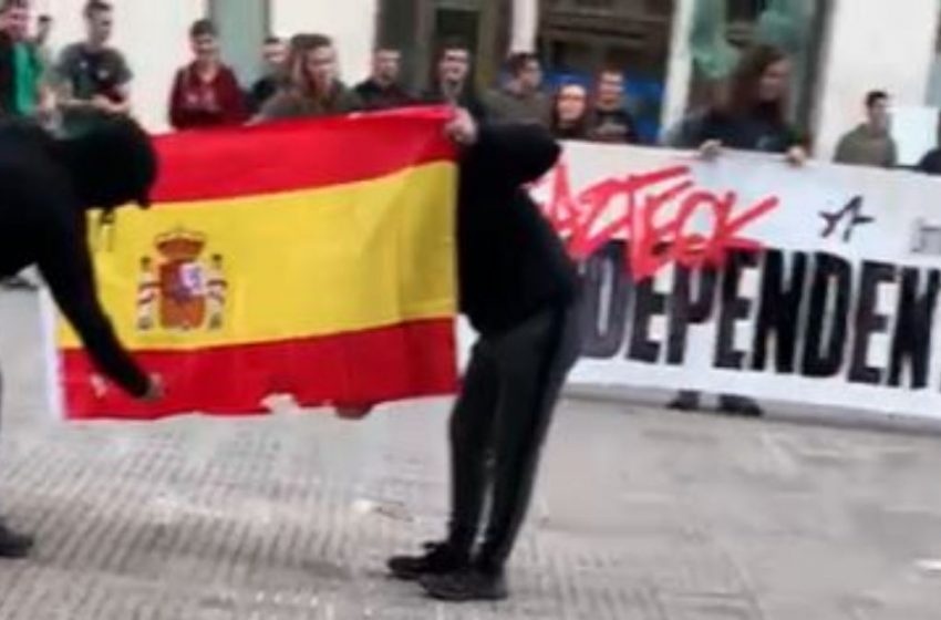  #LoMásLeído | Dos encapuchados queman una bandera de España en las instalaciones de la Universidad Pública de Pamplona (…