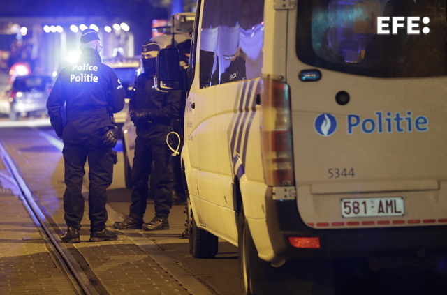  Un policía ha muerto y otro ha resultado herido tras ser acuchillados esta noche en Bruselas por un individuo que fue de…