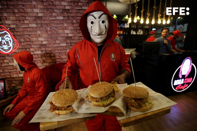  La hamburguesa Profesor o el filete Nairobi.

Un café paquistaní se inspira en la popular serie española «La casa de pap…