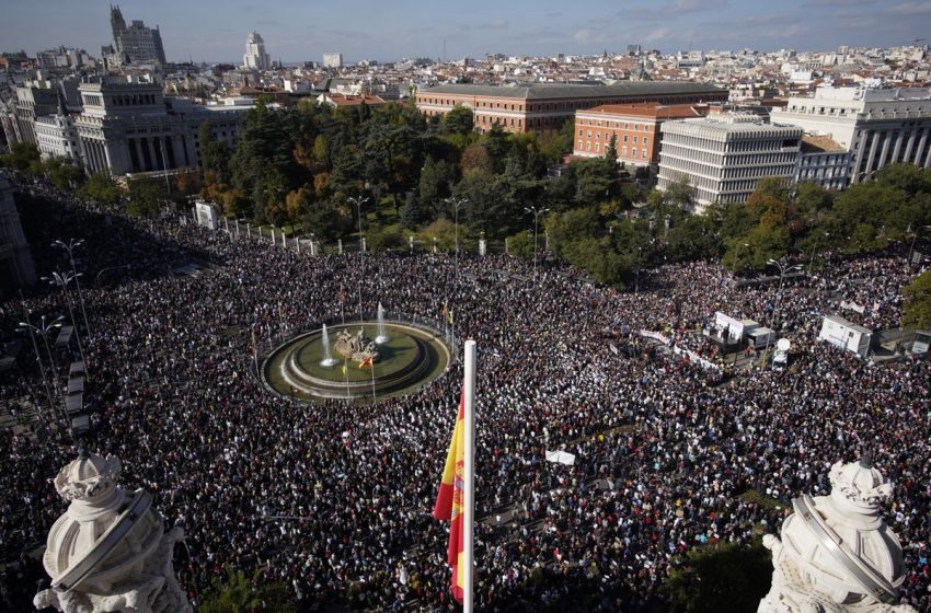  Cientos de miles de personas toman las calles de Madrid frente al maltrato de Ayuso a la sanidad pública  @OlmoCalvo  #S…