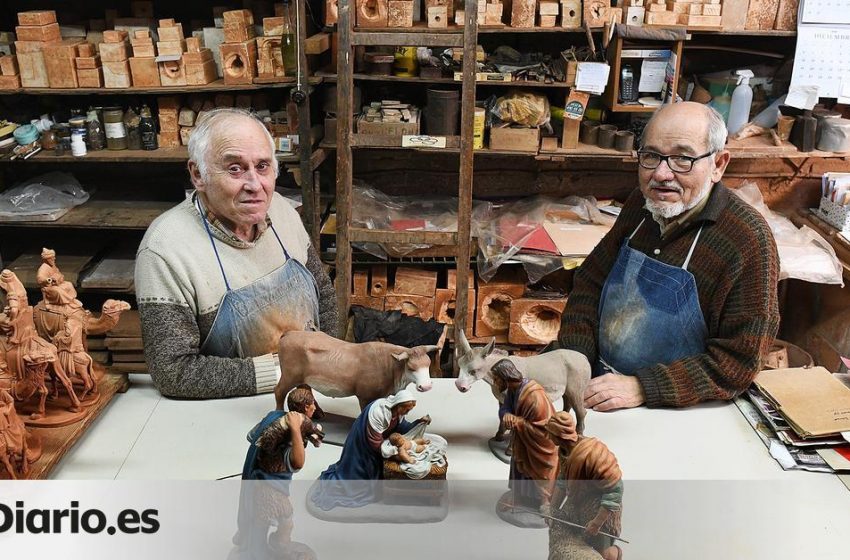  La última saga de pesebristas artesanos de Barcelona: “El día que nos retiremos ya nadie hará nuestro trabajo”
…