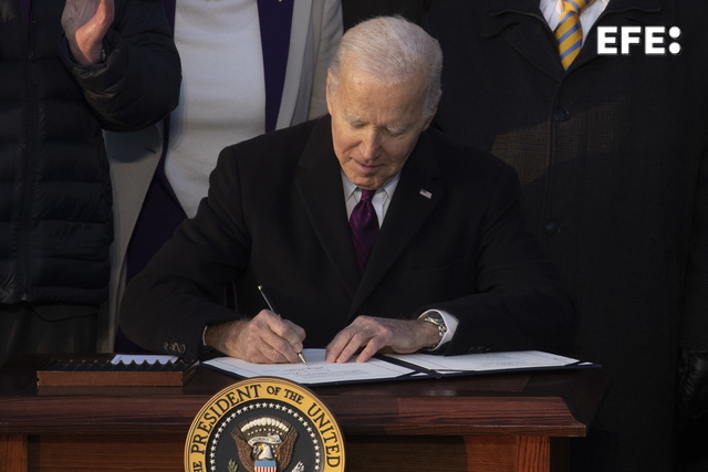  El presidente estadounidense, Joe Biden, firmó una ley aprobada por el Congreso que blinda a nivel federal el matrimonio…