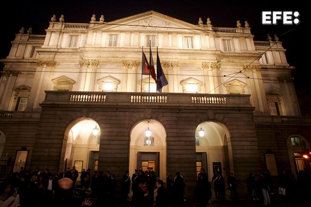  Ecologistas lanzan pintura contra La Scala de Milán el día de la «prima», en el que se inaugura su temporada lírica. …