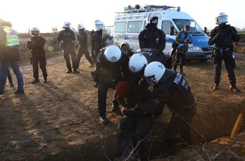  Ecologistas alemanes plantan cara a la policía en el desalojo de un pueblo para la explotación de una mina de carbón
…
