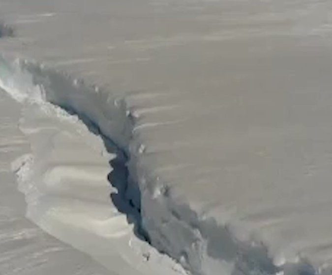  #VÍDEO | El bloque de hielo, que vaga ahora a sus anchas, es el segundo mayor desprendimiento de los últimos dos años. …