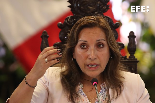  El Gobierno de la presidenta peruana, Dina Boluarte, condenó «enérgicamente» este domingo «el asalto» a las sedes del Co…