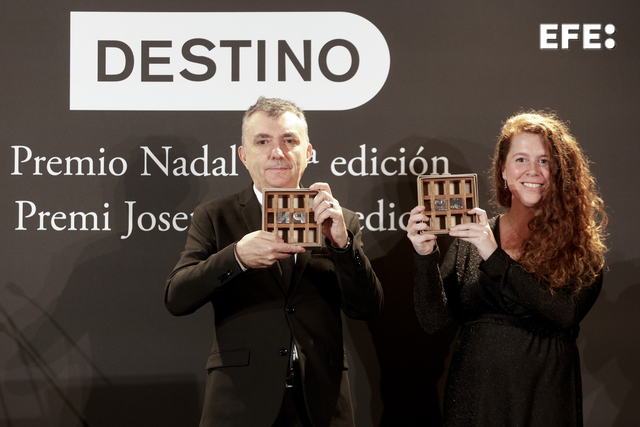  Los ganadores del Premio Nadal, Manuel Vilas (i)  y del Premi Josep Pla, Gemma Ventura (d), tras recibir sus premios dur…