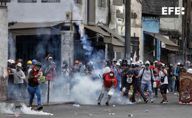  #ÚLTIMAHORA | Un manifestante identificado como Víctor Santisteban falleció este sábado en Lima, tras resultar herido en…