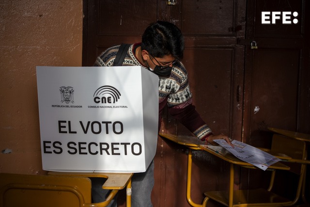  #ÚLTIMAHORA | Amplio apoyo a referéndum de Gobierno de Ecuador, según sondeo previo. …